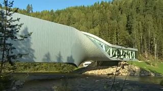 Norvegia: il ponte-museo che si attorciglia