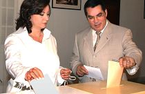 الرئيس التونسي السابق زين العابدين بن علي وعقيلته ليلى في الانتخابات الرئاسية 2004 (أرشيف)