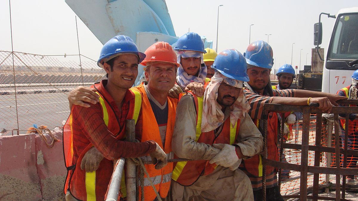 عمال بناء في جدة في المملكة العربية السعودية      