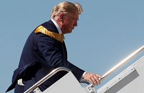 ترامب يكشف سر الدولارات التي تتدلى من جيبه الخلفي