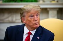 ترامب مستمعاً إلى ولي عهد البحرين سلمان بن حمد بن عيسى آل خليفة في البيت الأبيض