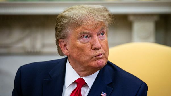 ترامب مستمعاً إلى ولي عهد البحرين سلمان بن حمد بن عيسى آل خليفة في البيت الأبيض ترامب مستمعاً إلى ولي عهد البحرين سلمان بن حمد بن عيسى آل خليفة في البيت الأبيض