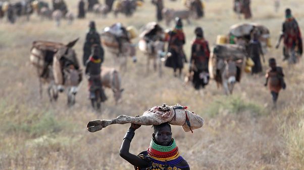 Una mujer turkana emigra en busca de agua en el Triángulo de Ilemi, Kenia. El 23 de julio de 2019. Una mujer turkana emigra en busca de agua en el Triángulo de Ilemi, Kenia. El 23 de julio de 2019.