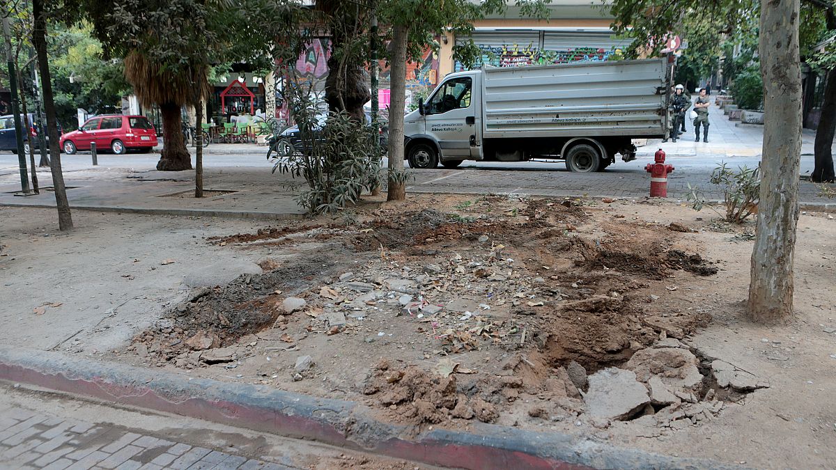 Συνεργεία του δήμου της Αθήνας καθαρίζουν την Πλατεία Εξαρχείων 