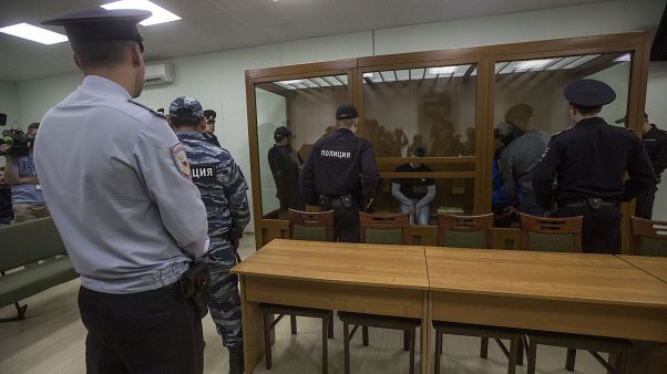 Rusya'da mahkeme Yehova Şahitleri üyelerini hapis cezasına mahkum etti Rusya'da mahkeme Yehova Şahitleri üyelerini hapis cezasına mahkum etti