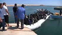 UE condena violância contra migrantes na Líbia