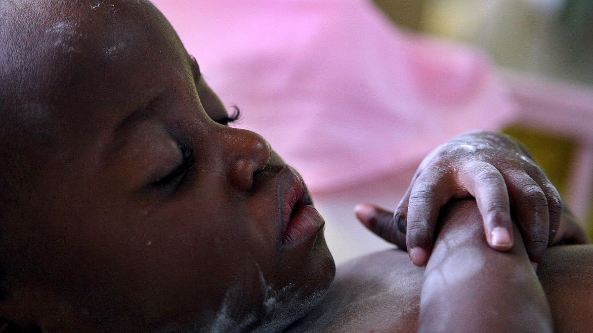 HIV-fertőzött csecsemő alszik az ugandai főváros, Kampala egyik kórházában 2007. november 26-án