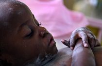 HIV-fertőzött csecsemő alszik az ugandai főváros, Kampala egyik kórházában 2007. november 26-án