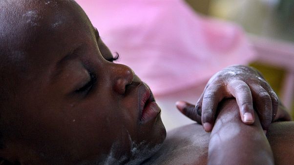 HIV-fertőzött csecsemő alszik az ugandai főváros, Kampala egyik kórházában 2007. november 26-án HIV-fertőzött csecsemő alszik az ugandai főváros, Kampala egyik kórházában 2007. november 26-án