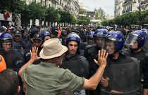 متظاهر جزائري يواجه ضباط الشرطة خلال مظاهرة في الجزائر العاصمة، الجزائر، 13 سبتمبر 2019