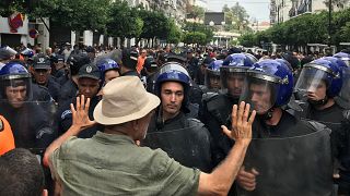 متظاهر جزائري يواجه ضباط الشرطة خلال مظاهرة في الجزائر العاصمة، الجزائر، 13 سبتمبر 2019