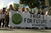 Afgan gençler güvenlik güçlerinin korumasında iklim için sokağa çıktı