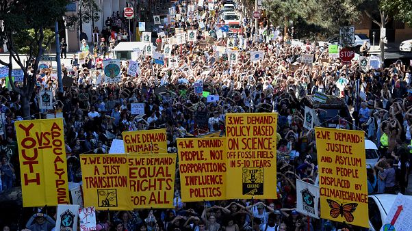 Jovens de todo o mundo manifestam-se pelo clima Jovens de todo o mundo manifestam-se pelo clima
