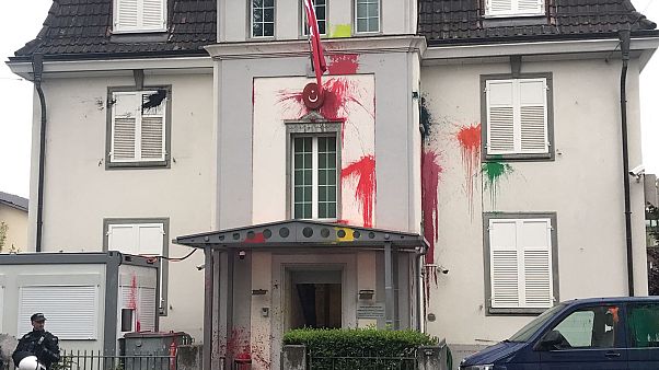 Türkiye’nin Zürih Başkonsolosluğu önüne gelen yüzleri kar maskeli kişiler otobüs durağı ve binaya kırmızı boyalarla "Kill Erdogan (Erdoğan'ı öldürün)" yazmıştı Türkiye’nin Zürih Başkonsolosluğu önüne gelen yüzleri kar maskeli kişiler otobüs durağı ve binaya kırmızı boyalarla "Kill Erdogan (Erdoğan'ı öldürün)" yazmıştı