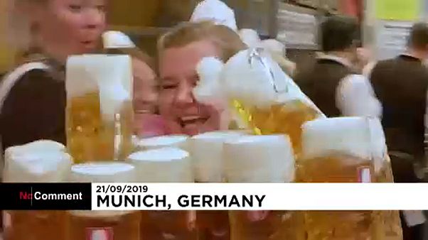 A pincérek arcába is jut a sörből az Oktoberfesten A pincérek arcába is jut a sörből az Oktoberfesten