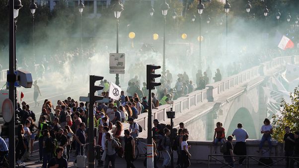Video: Fransız polisinden iklim yürüyüşünü dağıtan Kara Blok ve Sarı Yelekliler'e müdahale Video: Fransız polisinden iklim yürüyüşünü dağıtan Kara Blok ve Sarı Yelekliler'e müdahale