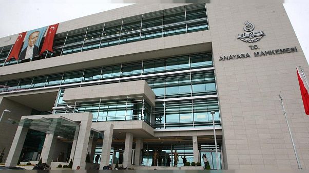 Neslihan Sungur eşiyle Çağlayan'daki İstanbul Adalet Sarayı'na gelerek, avukat Umur Yıldırım'dan şikayetçi oldu. Neslihan Sungur eşiyle Çağlayan'daki İstanbul Adalet Sarayı'na gelerek, avukat Umur Yıldırım'dan şikayetçi oldu.