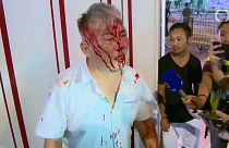 شاهد: كيف انهال محتجو هونغ كونغ بالضرب المبرح على مواطنين