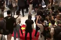 Megtaposták és a kukába dobták a kínai zászlót a hongkongi tüntetők