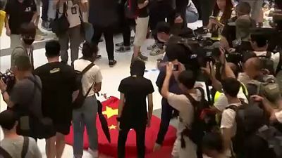 Megtaposták és a kukába dobták a kínai zászlót a hongkongi tüntetők