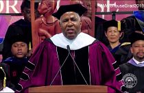İşadamı Robert F. Smith bir okuldaki öğrencilerin 34 milyon dolar değerindeki kredi borcunu ödedi