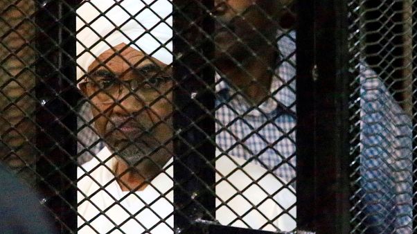 El-Beşir'in konutunda bulunan para yığınları duruşmada delil olarak sunuldu El-Beşir'in konutunda bulunan para yığınları duruşmada delil olarak sunuldu