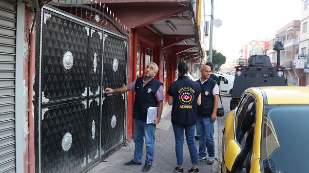 Adana'da bir erkek çocuğun cinsel istismara uğradığı iddiasının ardından olayı provoke ettiği ileri sürülen 138 şüpheli yakalandı. Adana'da bir erkek çocuğun cinsel istismara uğradığı iddiasının ardından olayı provoke ettiği ileri sürülen 138 şüpheli yakalandı.