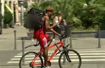 Livreurs de repas et sans-papiers : le sort des "travailleurs numériques"