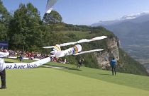 video: Fransız Alpleri'nde kostümlü yamaç paraşütü