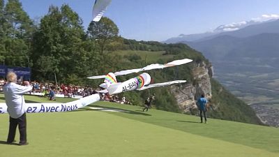 video: Fransız Alpleri'nde kostümlü yamaç paraşütü