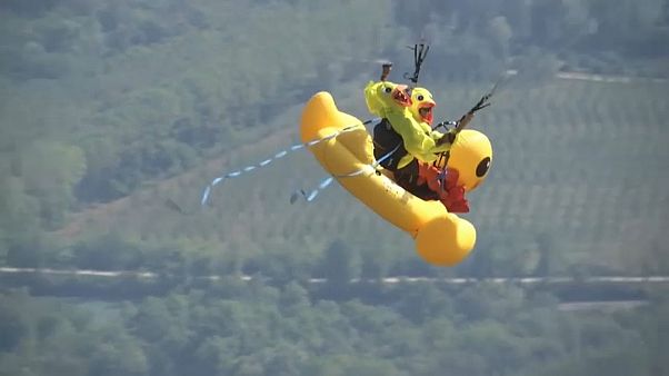 Riesenente und Harry Potter - Phantasievolles Paragliden Riesenente und Harry Potter - Phantasievolles Paragliden
