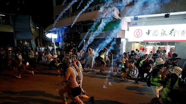 Video: Hong Kong'da kan aktı, protestocular karşıt görüşlülere saldırdı Video: Hong Kong'da kan aktı, protestocular karşıt görüşlülere saldırdı