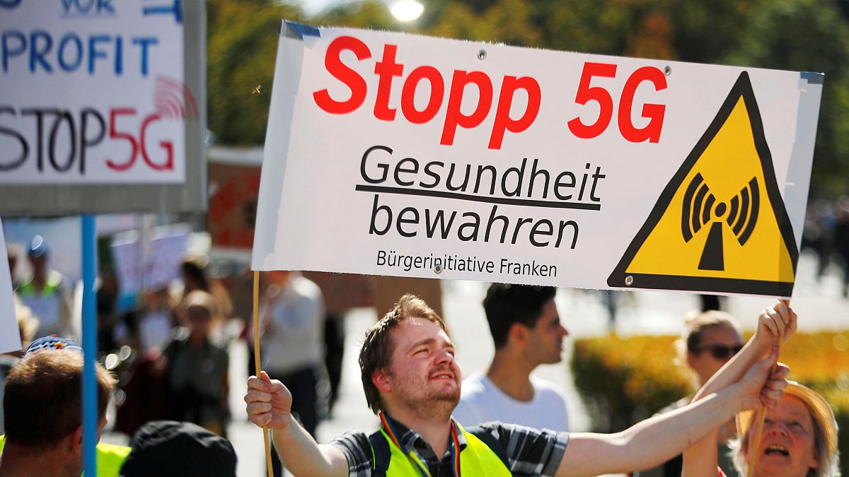 İsviçreliler 5G'yi protesto etti: Sağlığa zararlı, referanduma gidilsin