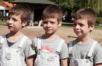 ثلاثة توائم أثناء حضورهم مهرجان للتوائم في بلدة تريكالا في اليونان 22.09.19