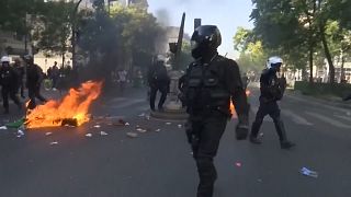 شاهد: مواجهات بين الشرطة ومتظاهرين من السترات الصفراء في العاصمة باريس