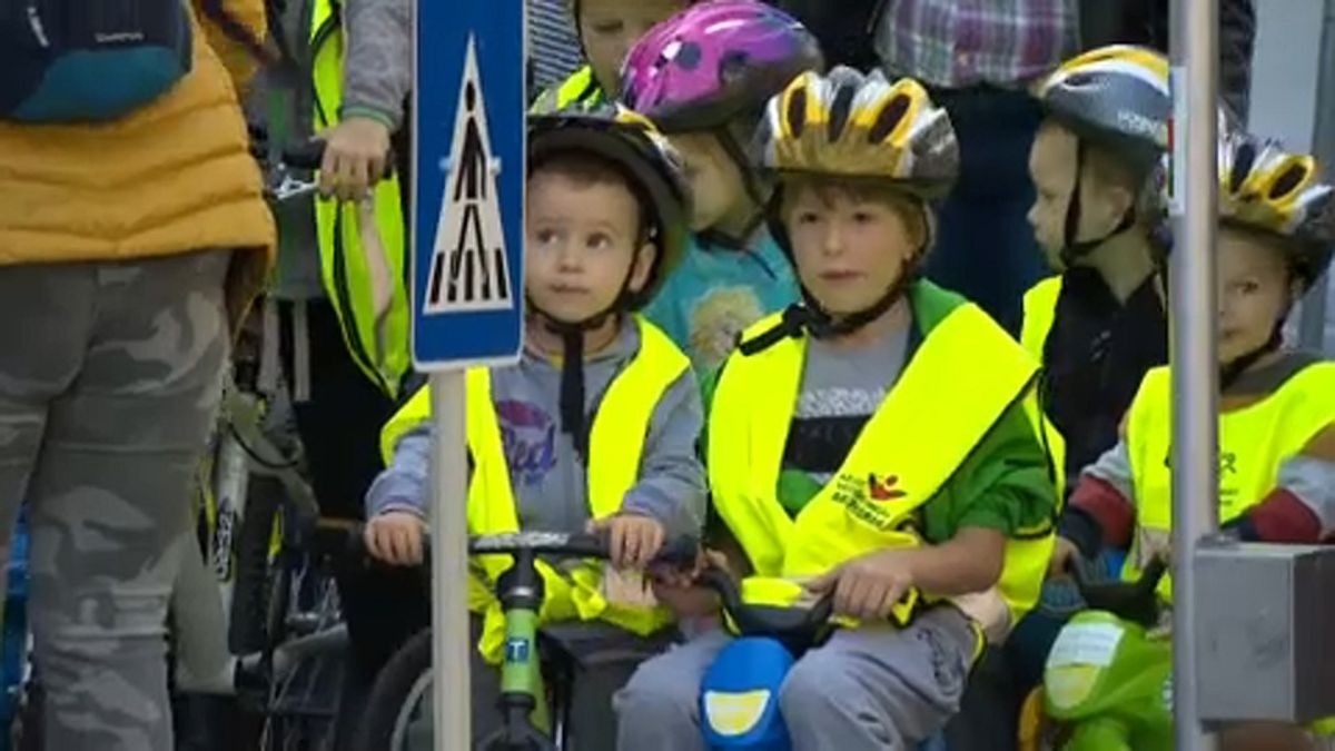 Kisgyerekek bicikliztek a lezárt Andrássy úton