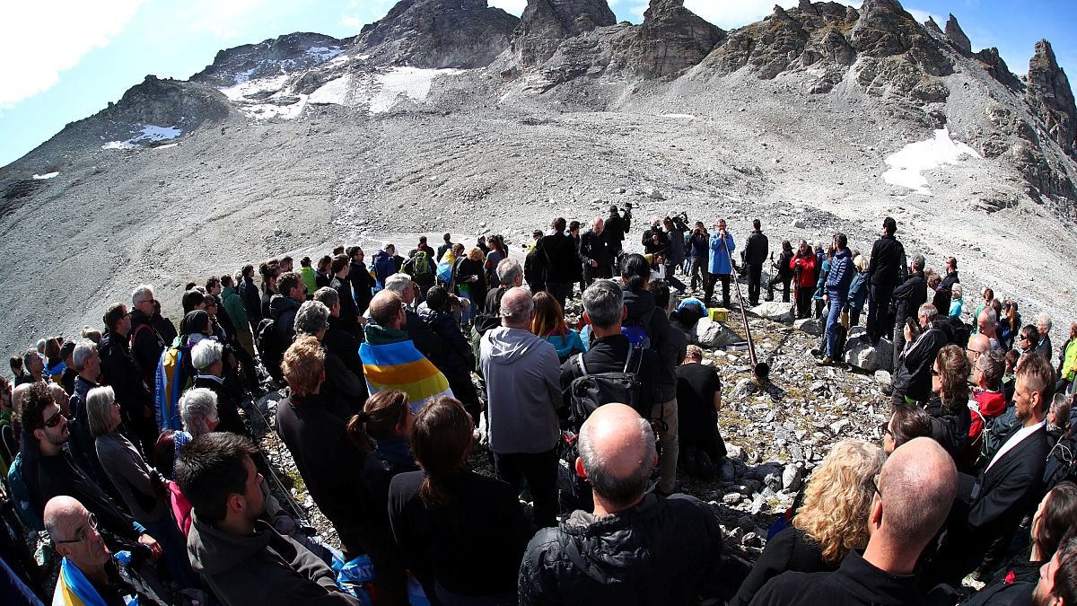 Gyászszertartással búcsúztak egy eltűnő gleccsertől Svájcban