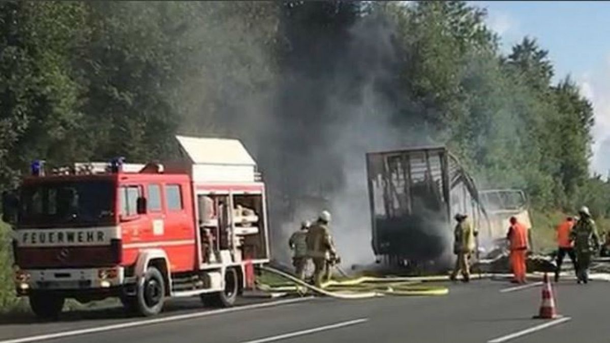 Almanya'da alev alan tur otobüsü tamamen yandı