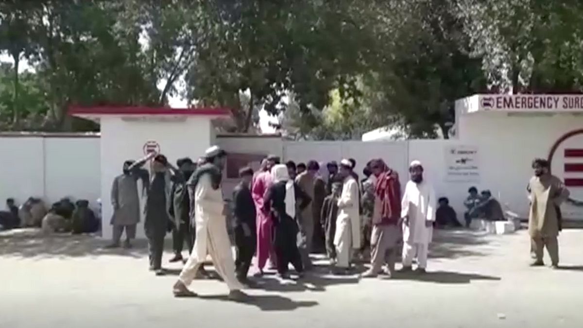 Helmand'da Afgan güvenlik güçlerinin düzenlediği saldırıda hayatını kaybedenlerin ve yaralananların yakınları hastane önünde beklerken