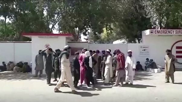 Helmand'da Afgan güvenlik güçlerinin düzenlediği saldırıda hayatını kaybedenlerin ve yaralananların yakınları hastane önünde beklerken Helmand'da Afgan güvenlik güçlerinin düzenlediği saldırıda hayatını kaybedenlerin ve yaralananların yakınları hastane önünde beklerken