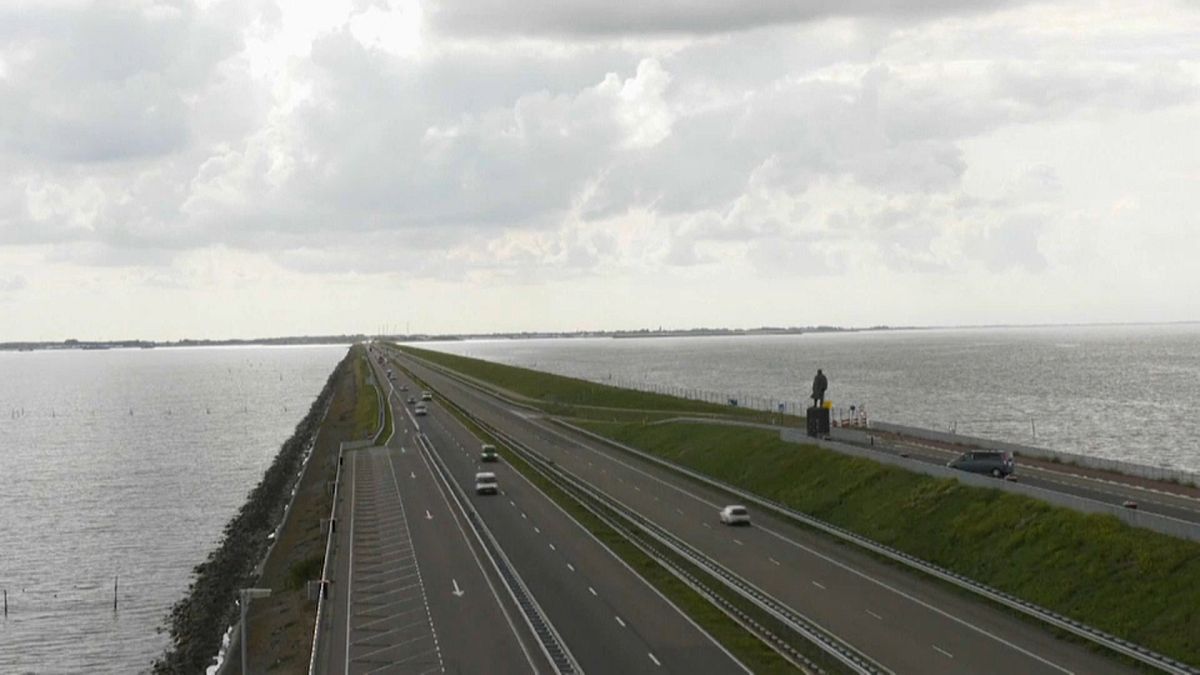 A Frízföldet Észak-Hollandiától elválasztó Afsluitdijk az ország egyik legnagyobb tengeri védőgátja és egyben autópálya
