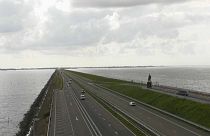 A Frízföldet Észak-Hollandiától elválasztó Afsluitdijk az ország egyik legnagyobb tengeri védőgátja és egyben autópálya