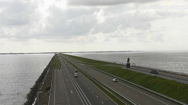 A Frízföldet Észak-Hollandiától elválasztó Afsluitdijk az ország egyik legnagyobb tengeri védőgátja és egyben autópálya A Frízföldet Észak-Hollandiától elválasztó Afsluitdijk az ország egyik legnagyobb tengeri védőgátja és egyben autópálya