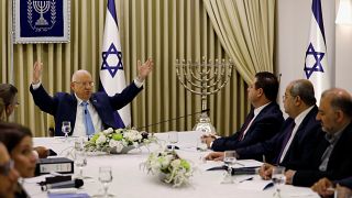 أعضاء حزب القائمة الموحدة جالسون إلى جانب الرئيس الإسرائيلي روفين ريفلين الذي بدأ محادثاته مع الأحزاب السياسية بشأن تشكيل حكومة جديدة. رويترز