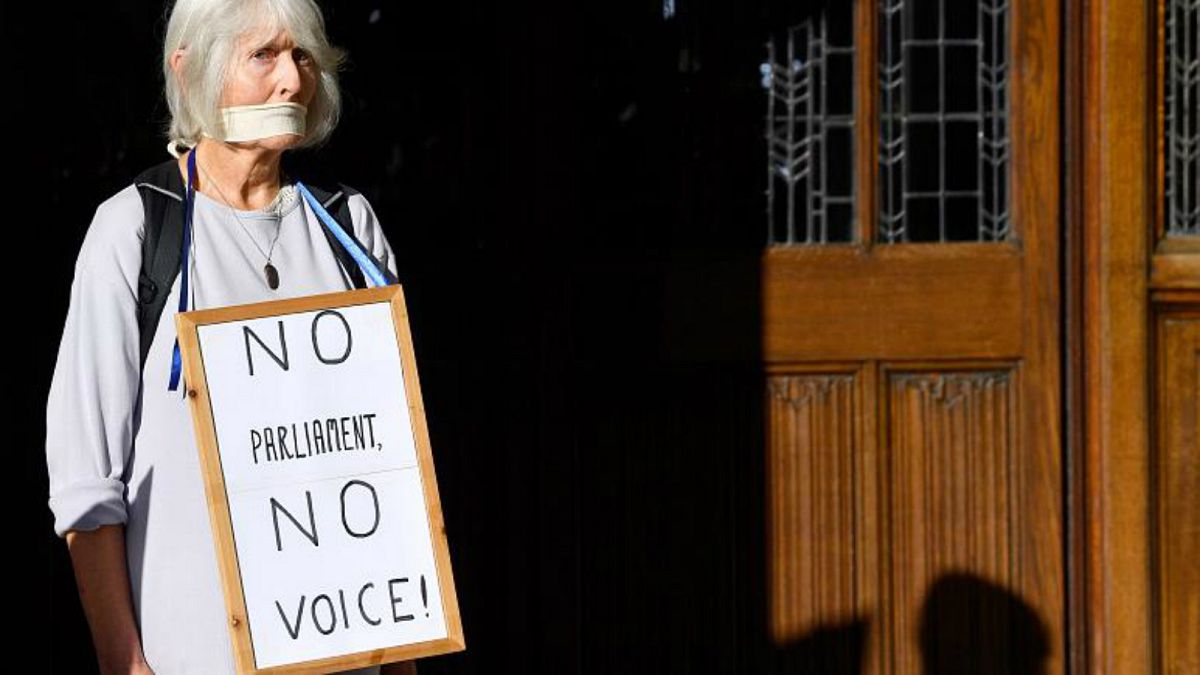 امرأة خارج المحكمة البريطانية العليا تتظاهر ضد تعليق رئيس الحكومة بوريس جونسون للبرلمان