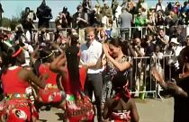 Harry e Meghan Markle chegam à África do Sul a dançar