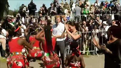 Prinz Harry und Meghan tanzen zu afrikanischen Trommeln