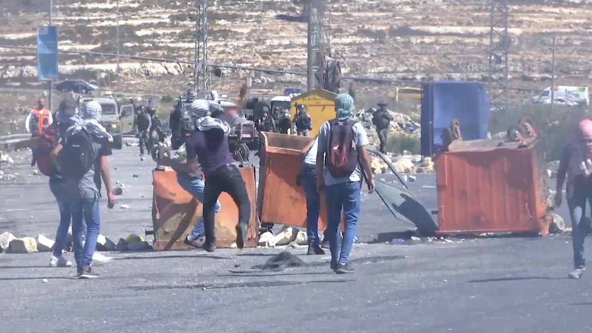 İsrail askerleri açlık grevine destek veren Filistinlileri biber gazıyla dağıttı