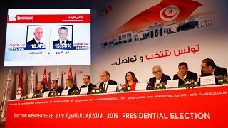 نبيل بافون رئيس الهيئة العليا المستقلة للانتخابات خلال الإعلان عن نتائج الجولة الأولى من الانتخابات الرئاسية في تونس