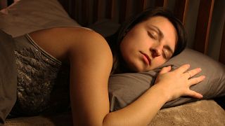 Araştırma: Yeterli ve düzenli uyuyanlar daha az yemek yiyip daha fazla haz alıyor